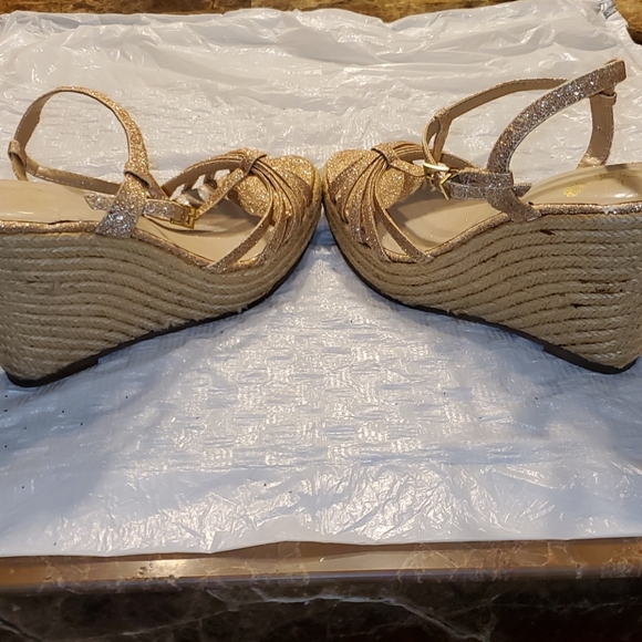 Sparkly Gold Wedges Size 9 - Picture 4 of 8